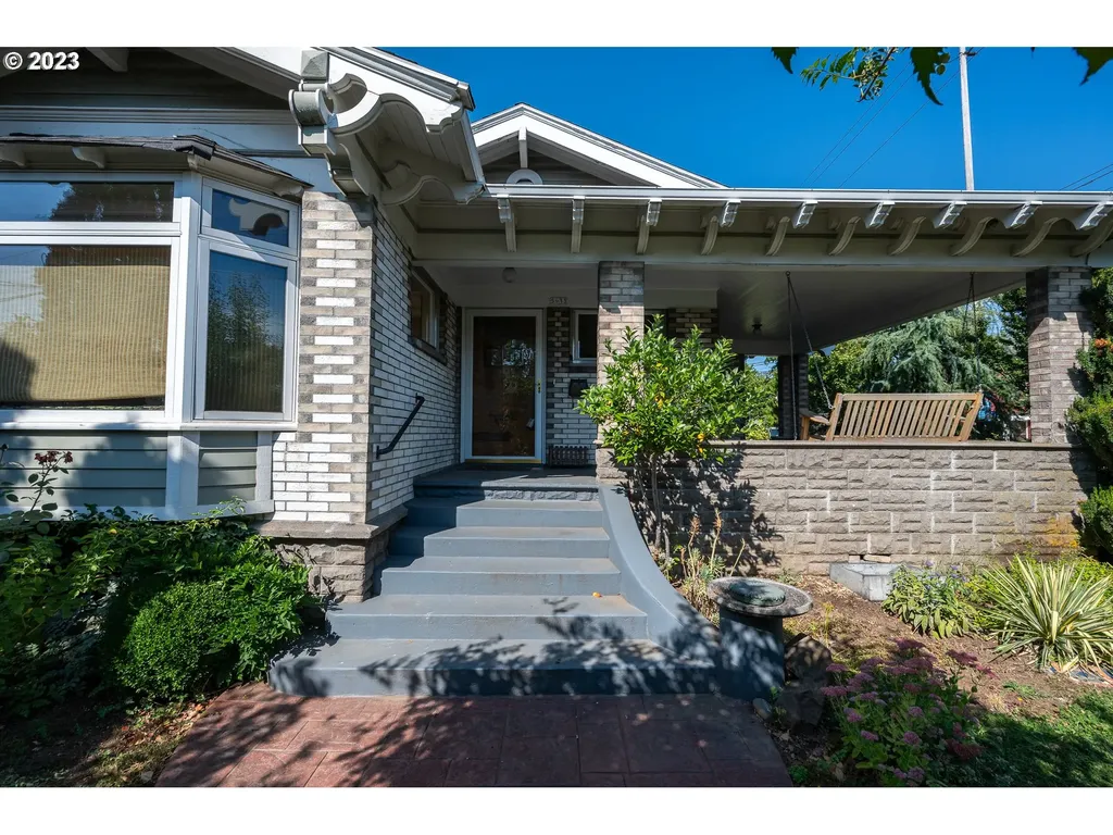 5933 Ne Flanders Street Portland OR 97213