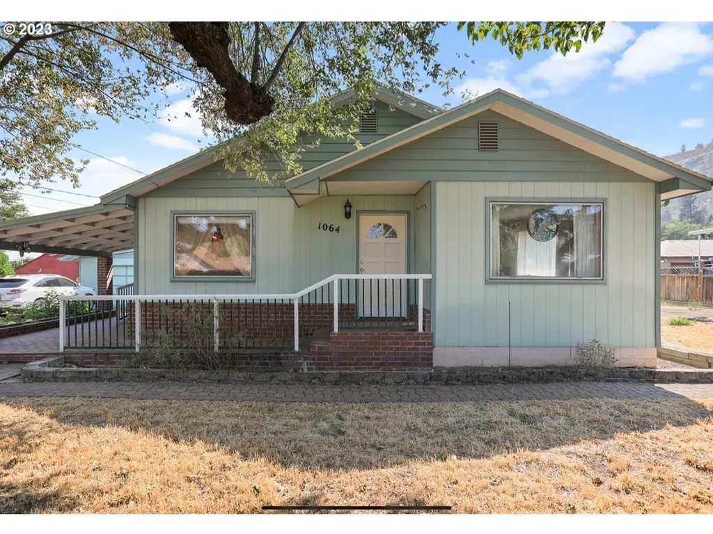 1064 Irvine Street W The Dalles OR 97058