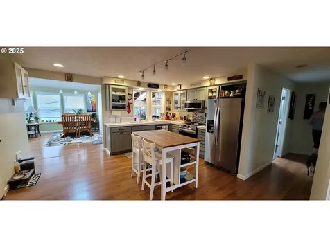 1964 17th Street Springfield OR 97477