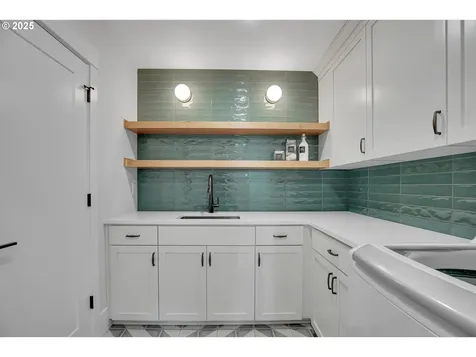 9310 SW 52nd Avenue Portland OR 97219