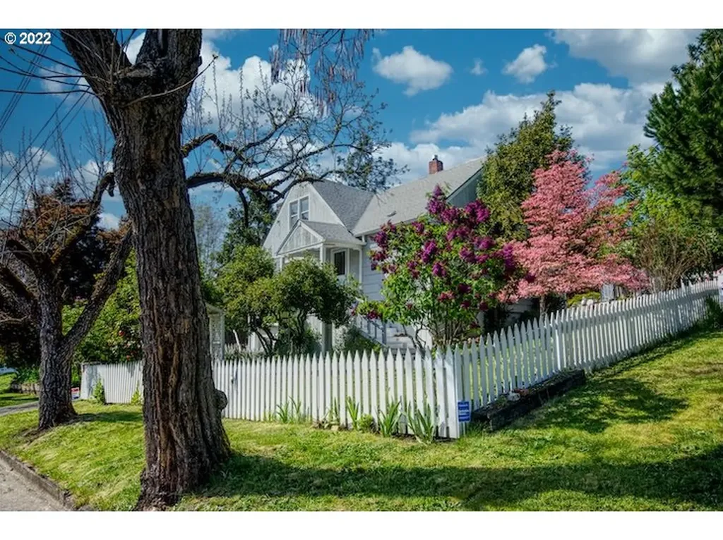 1760 Ne Freemont Avenue Roseburg OR 97470