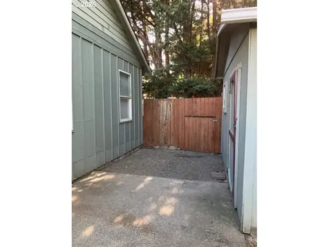 945 NE Lija Loop Portland OR 97211