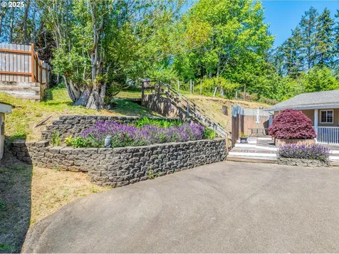 946 E 9th Place Coquille OR 97423