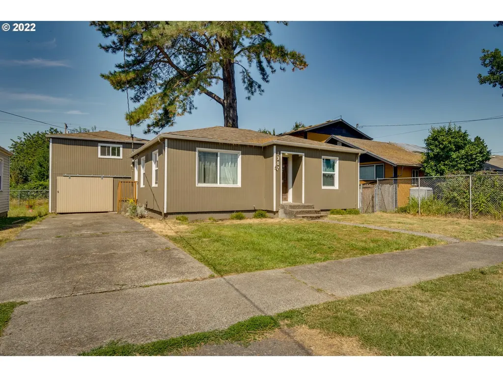 1307 S 3rd Avenue Kelso WA 98626