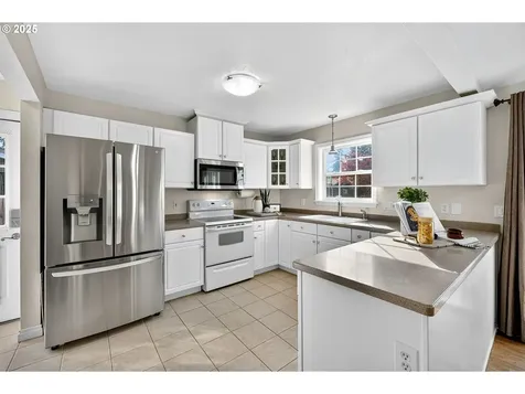 318 NE 9th Avenue Canby OR 97013