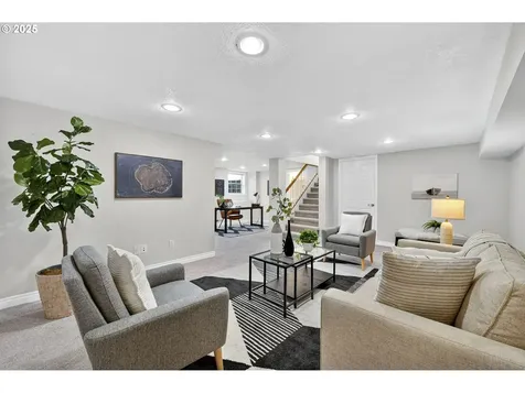 318 NE 9th Avenue Canby OR 97013
