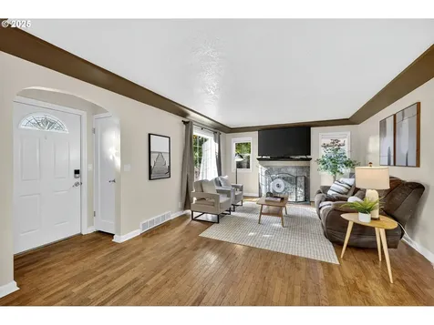 318 NE 9th Avenue Canby OR 97013