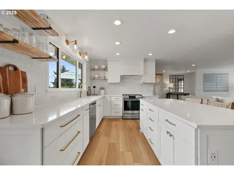 15000 NE Lawnview Circle Aurora OR 97002