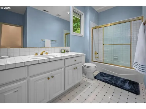 1439 SW Highland Road Portland OR 97221