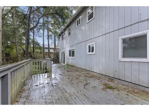 1945 Oak Street North Bend OR 97459