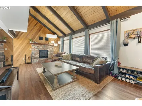 1945 Oak Street North Bend OR 97459