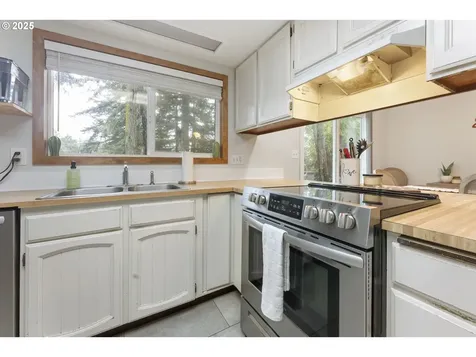 1945 Oak Street North Bend OR 97459
