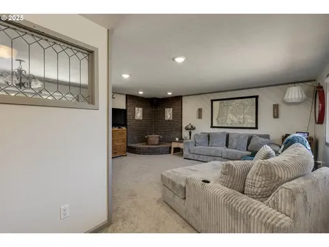 593 SW Fairlawn Court Dallas OR 97338