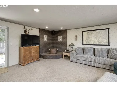 593 SW Fairlawn Court Dallas OR 97338