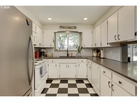 593 SW Fairlawn Court Dallas OR 97338