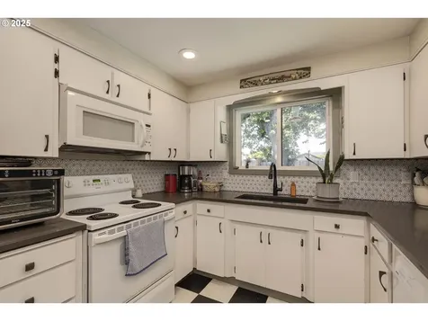 593 SW Fairlawn Court Dallas OR 97338