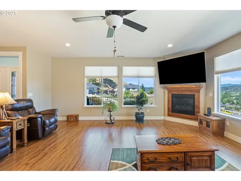 895 Valley Vista Street Sutherlin OR 97479