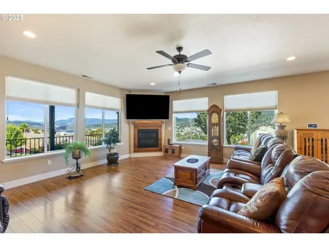 895 Valley Vista Street Sutherlin OR 97479