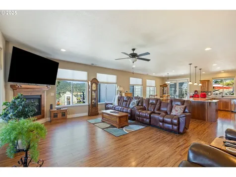 895 Valley Vista Street Sutherlin OR 97479