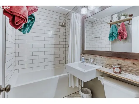 5108 SE Insley Street Portland OR 97206