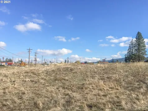 1688 W Central Avenue Sutherlin OR 97479