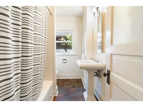 1304 SE 51st Avenue Portland OR 97215