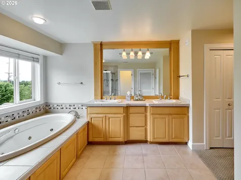 4746 Amherst Court Lake Oswego OR 97035