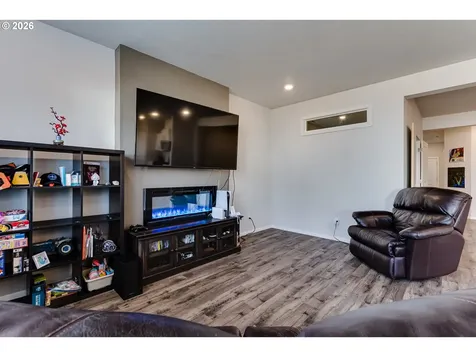 2932 V Street Springfield OR 97477