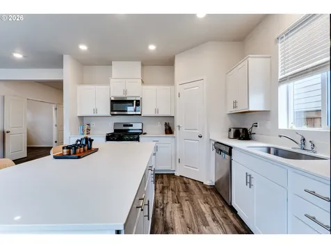 2932 V Street Springfield OR 97477