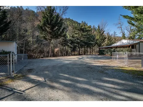 874 S Main Street Canyonville OR 97417
