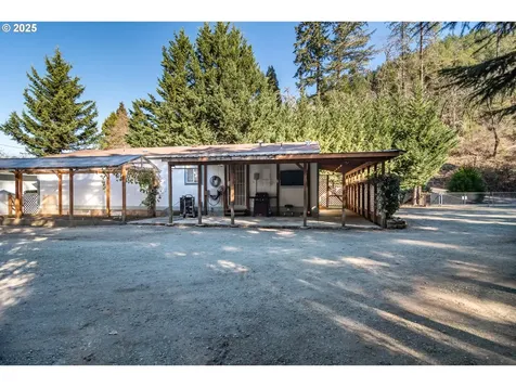 874 S Main Street Canyonville OR 97417