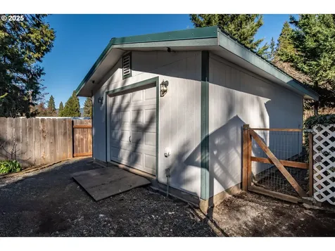 874 S Main Street Canyonville OR 97417