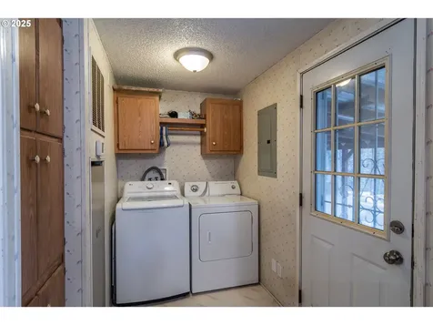 874 S Main Street Canyonville OR 97417