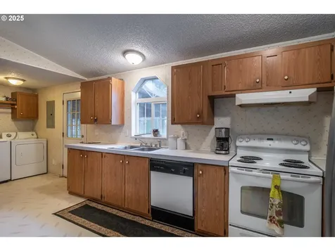 874 S Main Street Canyonville OR 97417