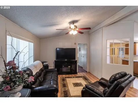 874 S Main Street Canyonville OR 97417