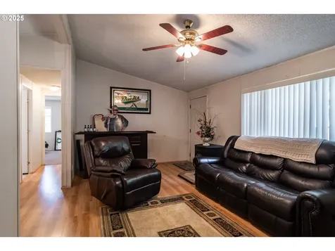 874 S Main Street Canyonville OR 97417