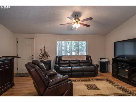 874 S Main Street Canyonville OR 97417