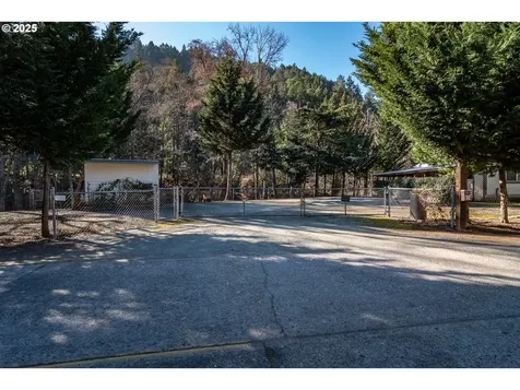 874 S Main Street Canyonville OR 97417