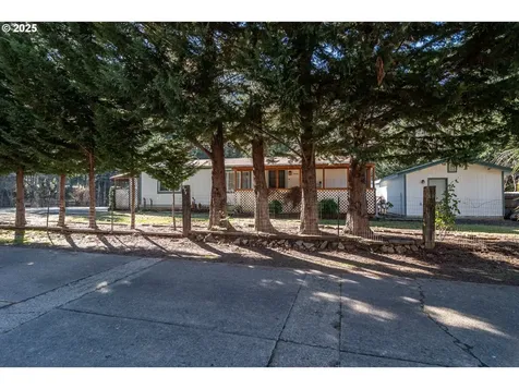 874 S Main Street Canyonville OR 97417