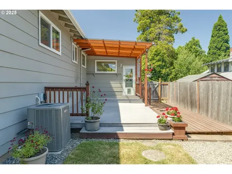 7520 SE Madison Street Portland OR 97215