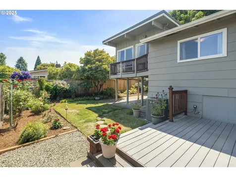7520 SE Madison Street Portland OR 97215