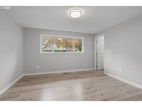 2709 E Walnut Avenue Newberg OR 97132