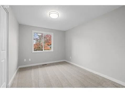 2709 E Walnut Avenue Newberg OR 97132