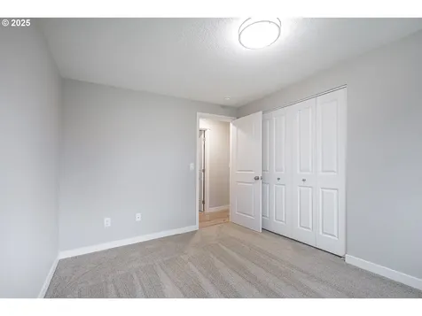 2709 E Walnut Avenue Newberg OR 97132