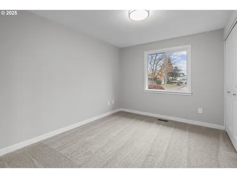 2709 E Walnut Avenue Newberg OR 97132