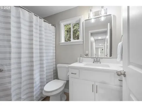 2709 E Walnut Avenue Newberg OR 97132