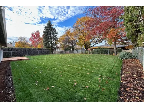 2709 E Walnut Avenue Newberg OR 97132