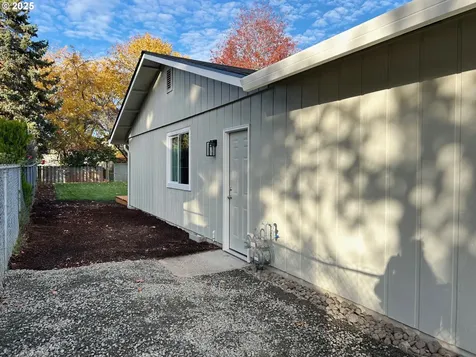 2709 E Walnut Avenue Newberg OR 97132