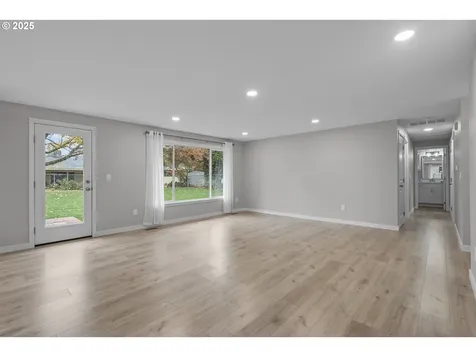 2709 E Walnut Avenue Newberg OR 97132