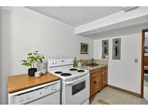 6744 SW Raleighwood Way Portland OR 97225